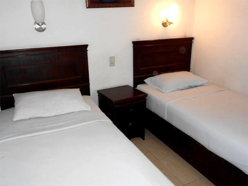Oyo 1030 Hotel Bumi Asih Medan Zewnętrze zdjęcie